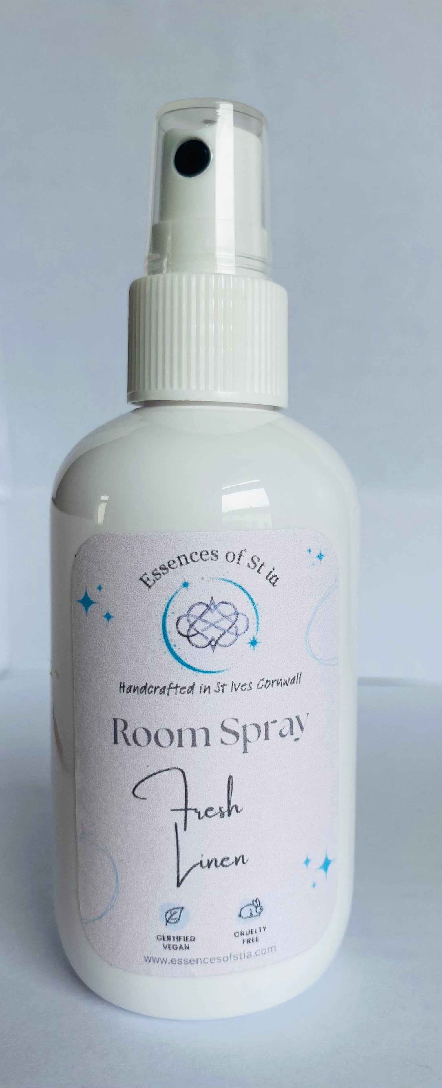 Fresh Linen Room Spray - A clean, laundry-inspired scent. Eco-luxury, highly scented, long lasting home fragrance housed in an eco-conscious PET bottle. 